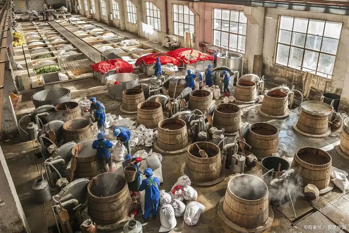 专业家庭酿酒酒窖内部实景，展示陶坛摆放、保温墙面及温湿度控制设备_1