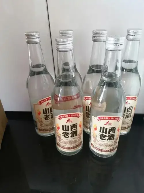 山西传统酿酒作坊内，老师傅正在翻醅，展示纯粮固态发酵的真实工作场景_1