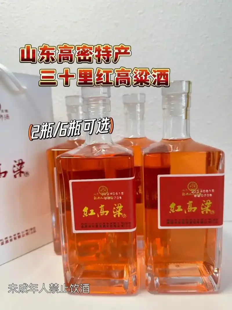 酿酒师手中特写的兴安红高粱颗粒，背景为传统酿酒作坊的陶缸和木甑_1