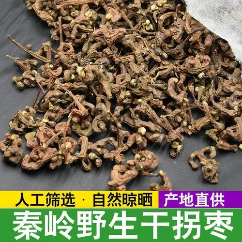 毕酒子泡酒的成品展示：透明玻璃罐中琥珀色酒液与毕酒子果实_1
