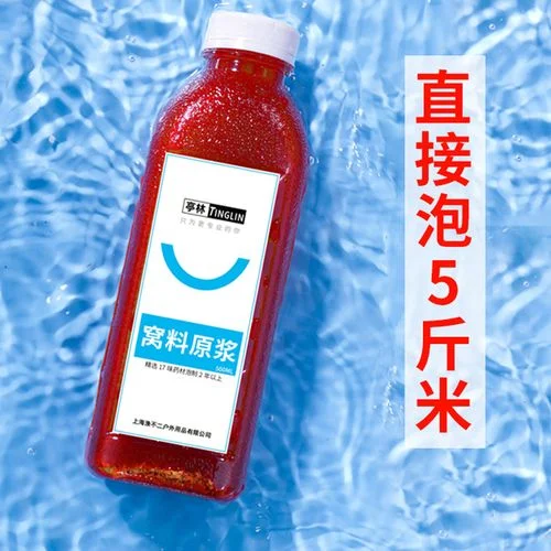 自制酒米鲤鱼窝料特写：金黄色酒米从罐中舀出，旁边放置酿酒工具。_1
