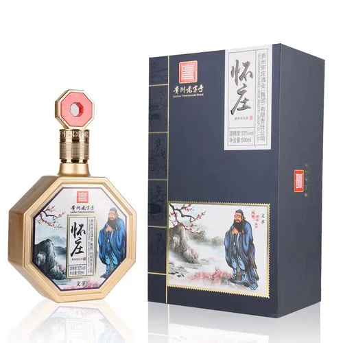 传统酿酒师正在手工翻动发酵中的酱香型白酒酒醅，展示纯粮酿造的核心工艺_1