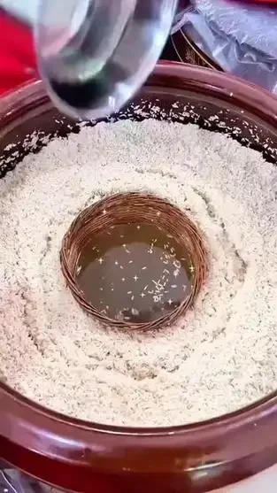 酿酒师正在手工制作甜酒曲，将混合好的曲料铺在稻草上_1