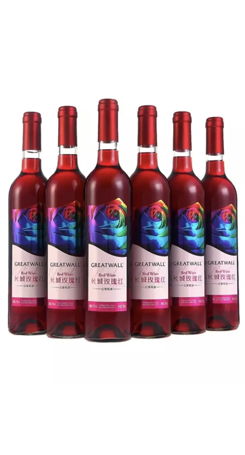 家庭自酿玫瑰酒工作台：广口玻璃罐中浸泡着鲜红玫瑰花瓣，旁边有新鲜玫瑰、冰糖、电子秤和玻璃瓶_1