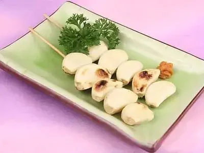 正在发酵中的仙居肉酒家庭制作场景，玻璃罐中可见酒液、瘦肉条和配料_1