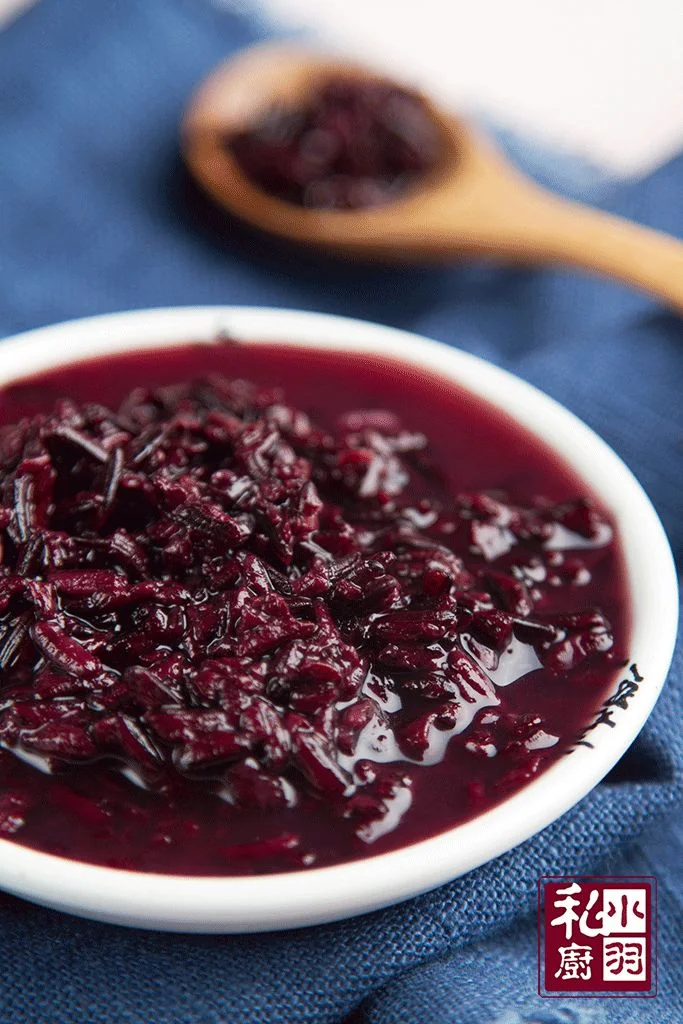 一碗成功做好的家庭自制紫米酒酿，米粒紫白分明，酒液清澈。_1