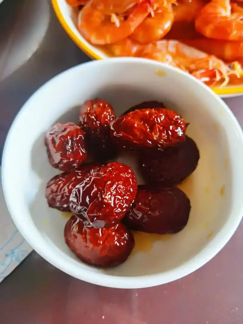 酿酒师正在挑选用于酿造乌枣酒的优质原料_1