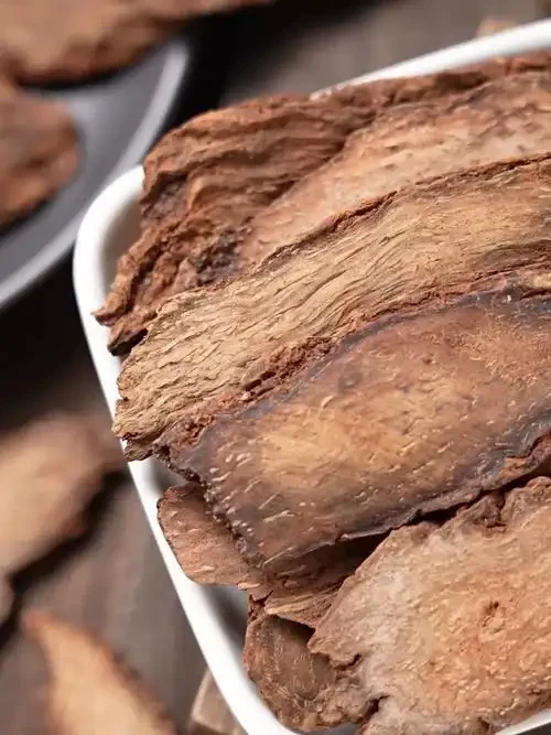 锁阳切片与枸杞在透明玻璃罐中浸泡于白酒中的特写照片，展示家庭泡酒的理想状态。_1