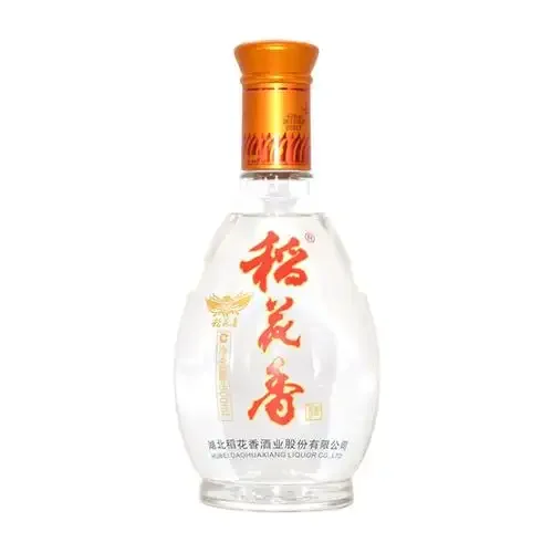 湖北三大代表性名酒：白云边、黄鹤楼、稻花香酒品展示于传统酒坊木桌上_1