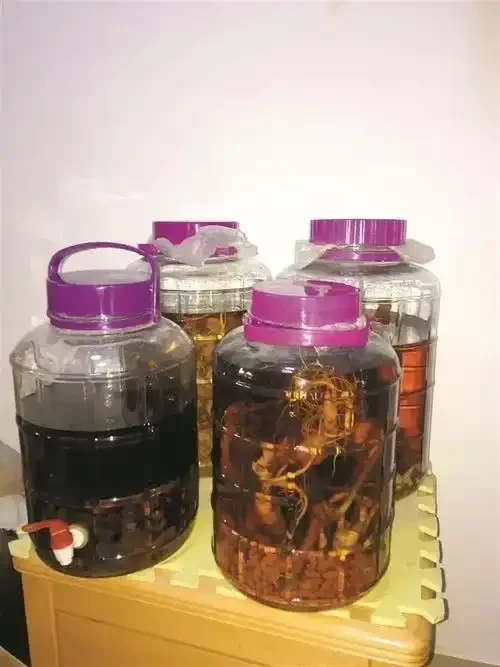 资深酿酒师在南楼山酿酒实验室展示安哥拉树皮酒原料与成品_1