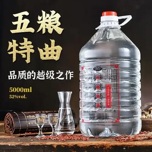 资深酿酒师在货架前现场教学，演示如何通过观察酒花和闻香来鉴别纯粮食酒_1