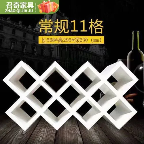 正在手工组装中的实木红酒格，酒瓶放入格子测试尺寸，旁边是木工工具。_1