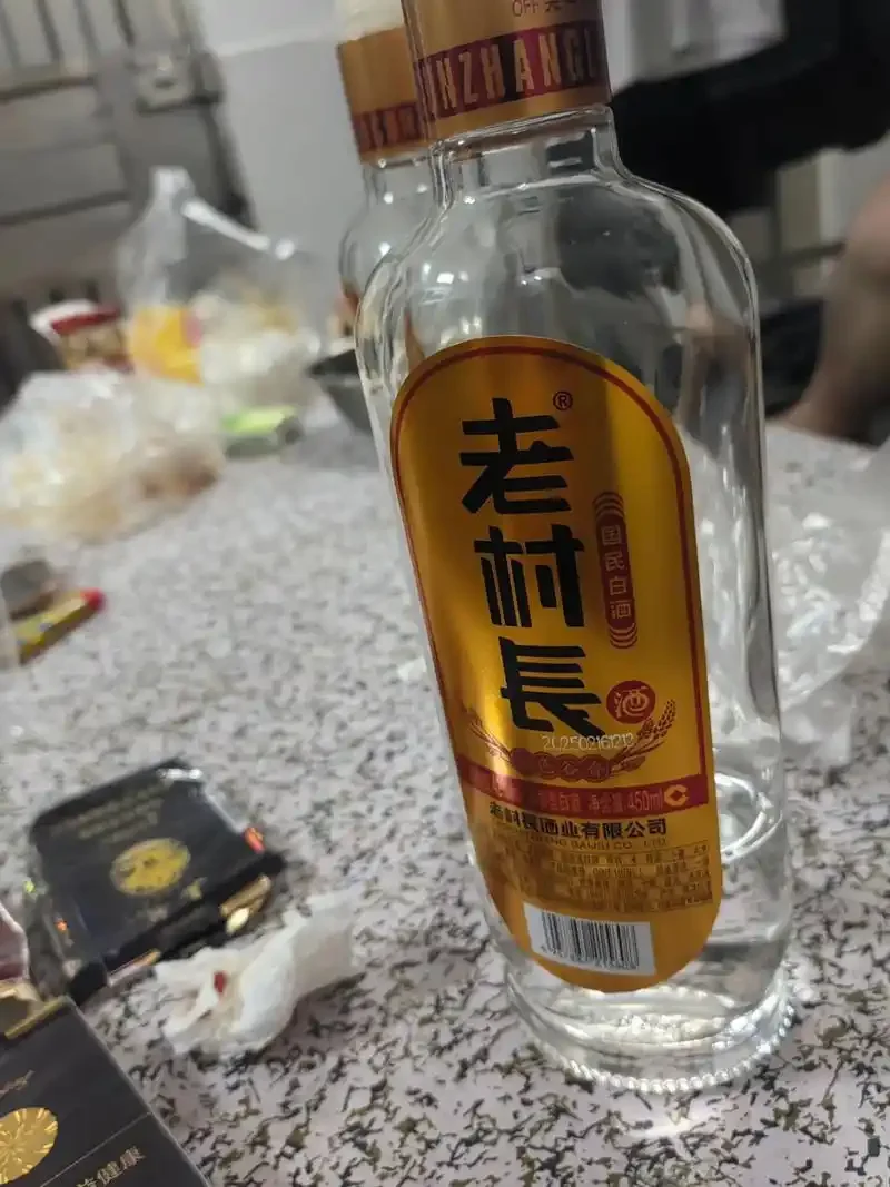 老村长酒真假对比鉴别图：真酒与假酒并排，放大镜查看防伪细节_1