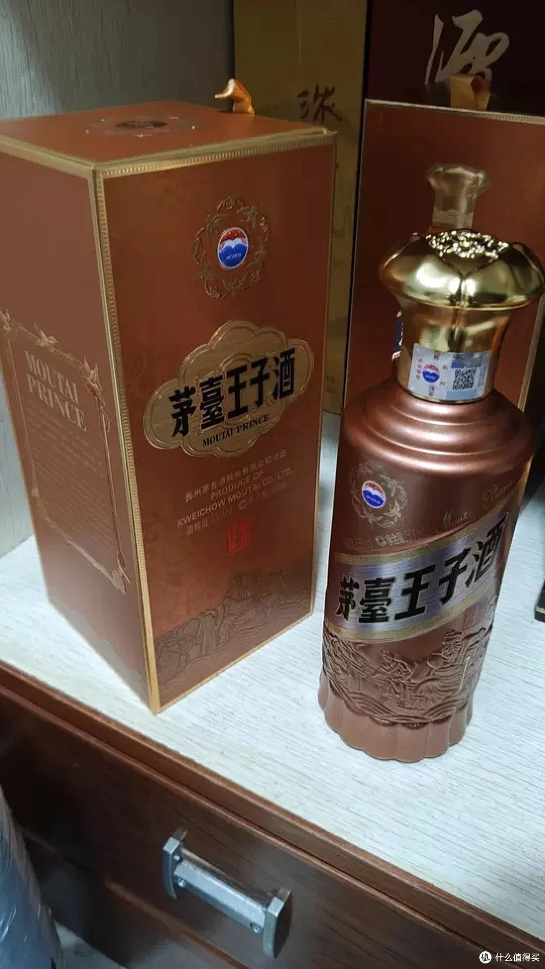 资深酿酒师在家庭聚会中指导年轻人如何品鉴不同品牌的酱香型白酒_1