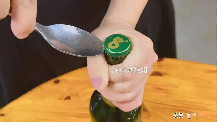 桌面上摆有玻璃瓶啤酒、开瓶器、打火机和筷子，展示多种开酒瓶盖的方法_1