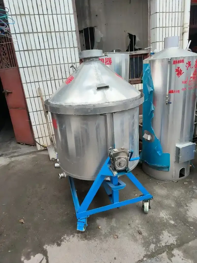 家庭酿酒工作台展示，包含铜制蒸馏器、玻璃发酵罐、不锈钢蒸煮锅及各种测量工具，体现专业与安全_1