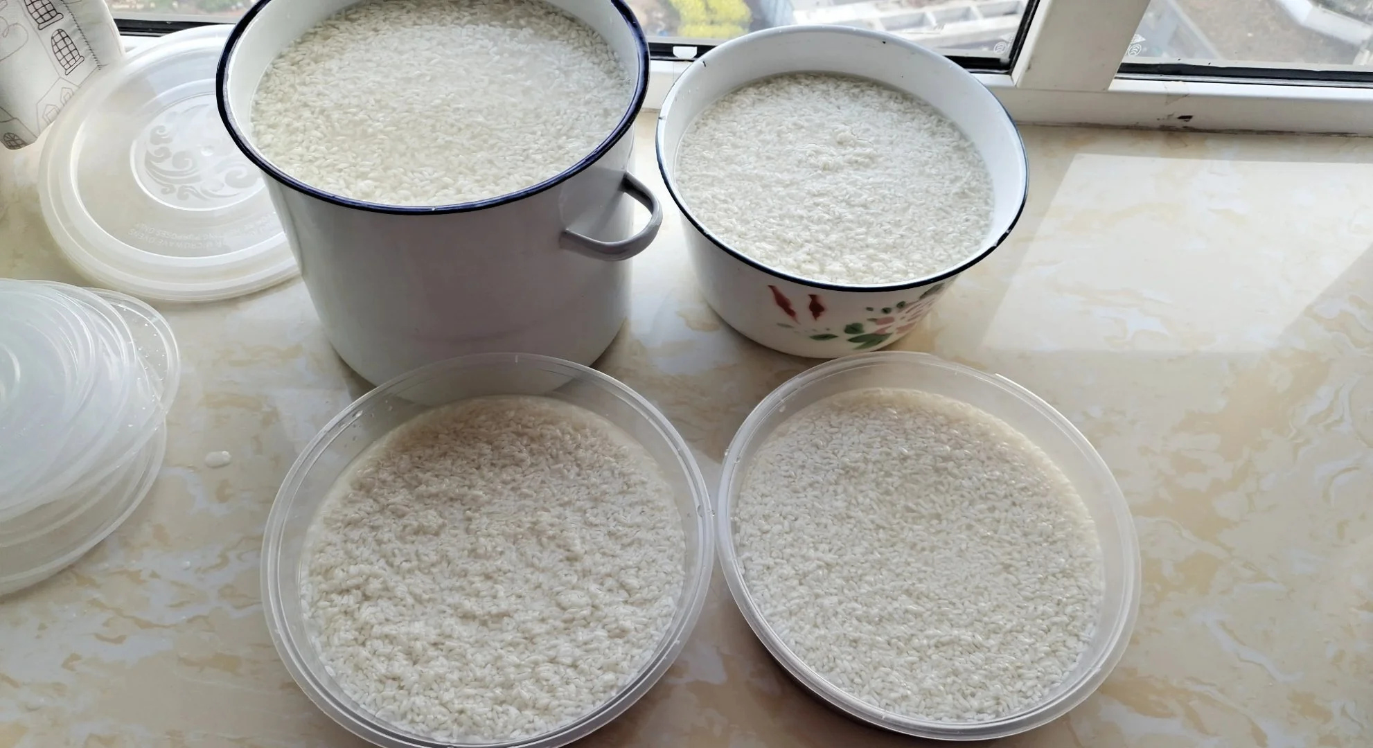 因酒曲放少导致发酵不良的米酒，米粒松散，酒液稀薄_1