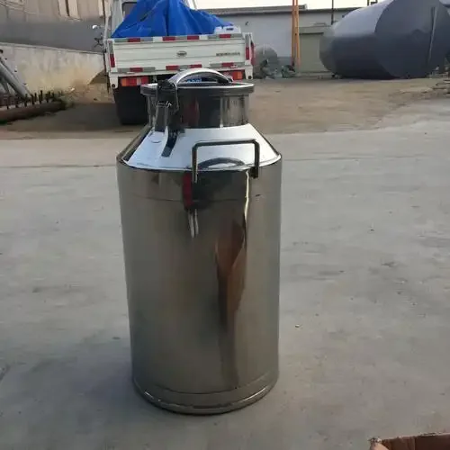 小型酒厂酿酒设备工作场景：酿酒师正在操作不锈钢酿酒设备_1