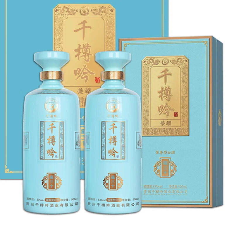 一瓶三十年坤沙老酒与品酒杯静置于木质桌面,展现了高端酱香酒的岁月质感_1