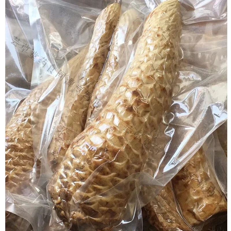 锁阳、淫羊藿、枸杞在金黄酒液中浸泡的特写照片，展示家庭泡制药酒的专业过程_1