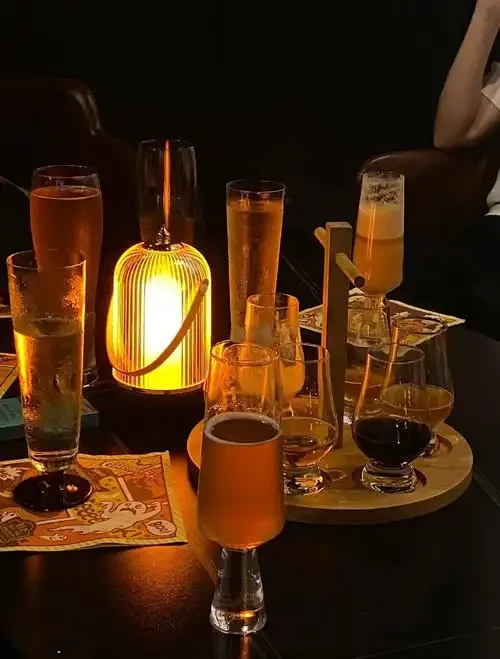 手绘风格成都精酿啤酒探索地图，包含酒吧图标和自酿工具元素_1
