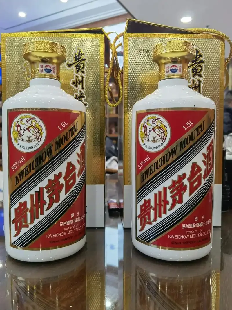 三款不同品牌的3斤装白酒静物展示，包括光瓶酒、坛装酒和礼盒装，摆放在木桌上。_1