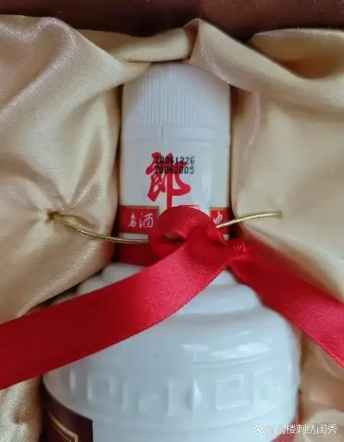 不同档次和包装的将酒产品并排展示，旁边配以品酒杯，直观展示价格差异与产品形态。_1