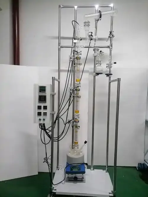 一套自制酒精蒸馏简易装置工作实拍图，包含加热锅、铜冷凝管、冷却水槽和收集瓶_1