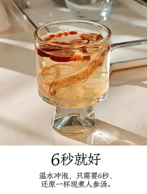 人参片泡酒制作场景特写：透明玻璃罐中淡金色酒液与人参片、枸杞，旁边摆放着原料和工具。_1