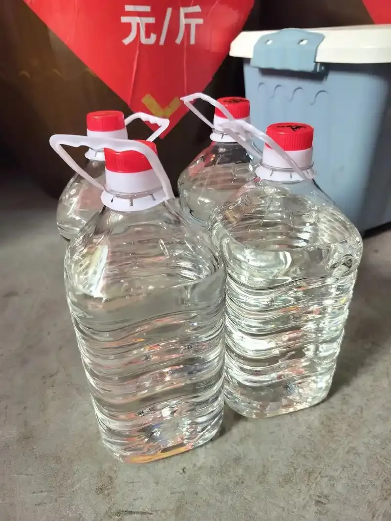湖南亮之星高粱酒产品与酿酒原料（红高粱、酒曲）及传统酿酒工具摆放在一起的场景_1