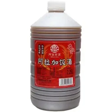 不同年份和品牌的绍兴加饭酒酒瓶展示，背景为传统酿酒器具，展示加饭酒的多样性与传统工艺。_1