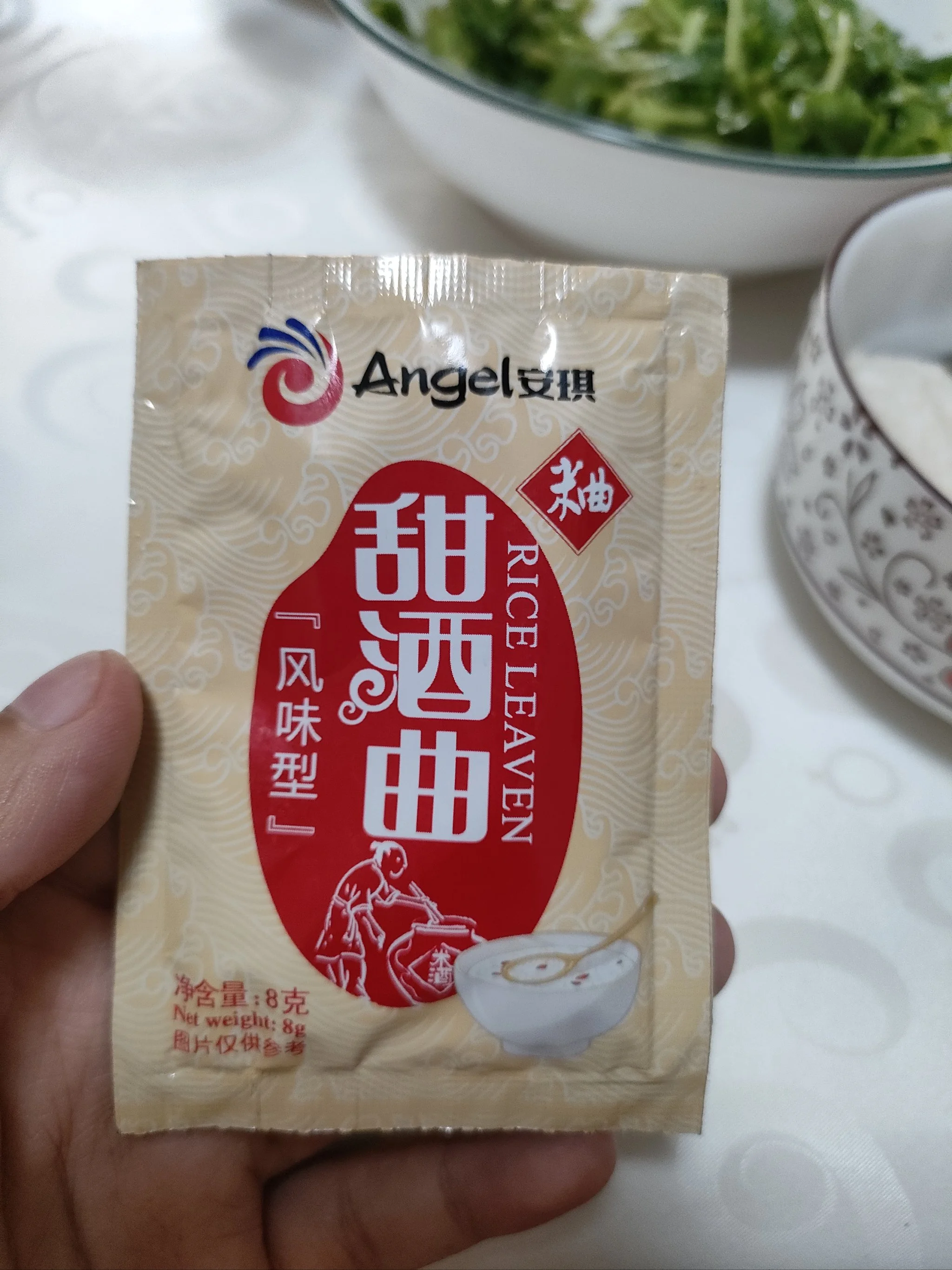 酿酒师在工作台前对比挑选两种不同的葡萄酒专用酵母_1