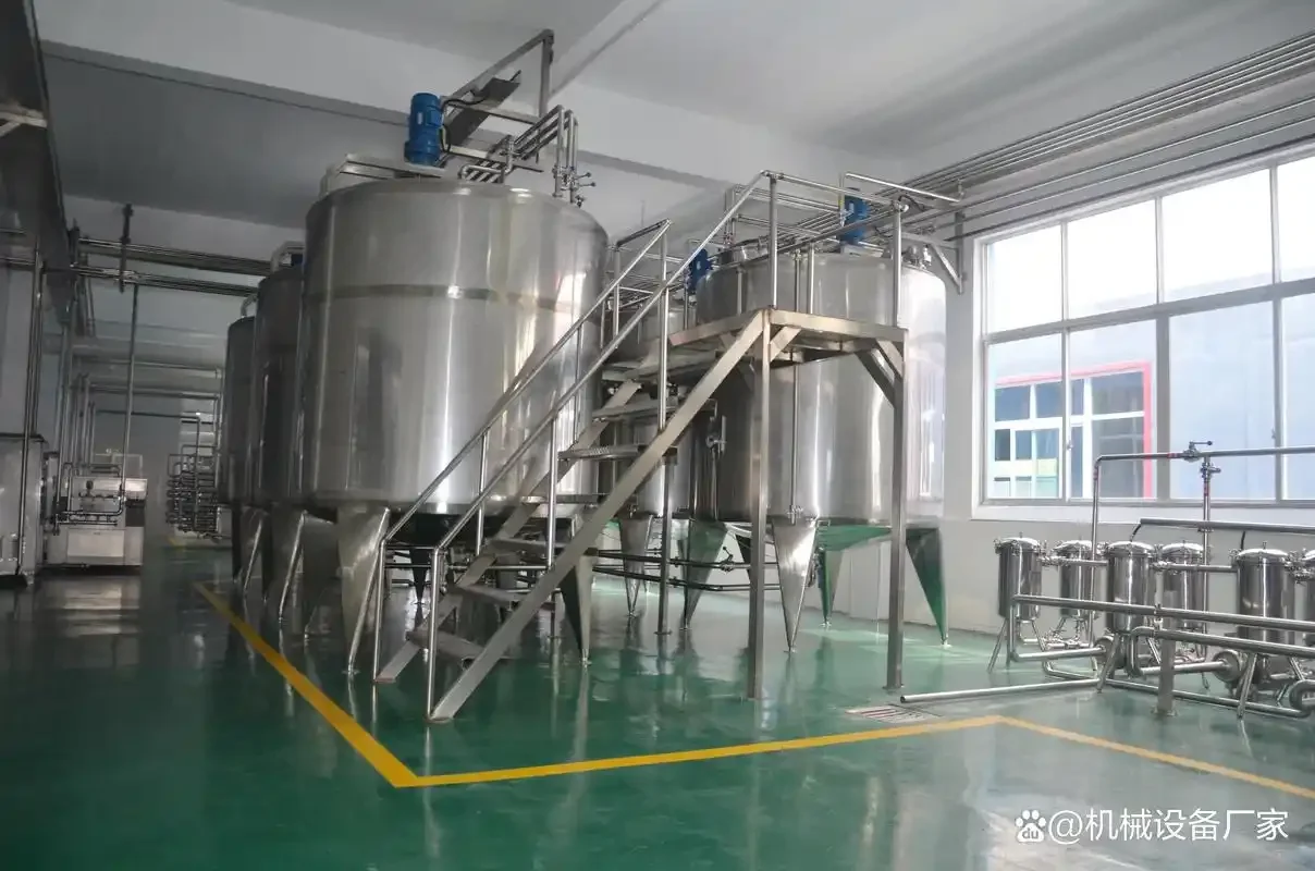 小型果酒生产线现场布局图，展示了从水果清洗、破碎到发酵、灌装的主要设备。_1