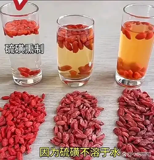 玻璃罐中正在浸泡的枸杞酒，酒色琥珀透亮，枸杞饱满红润，展示家庭自制枸杞泡酒的过程。_1