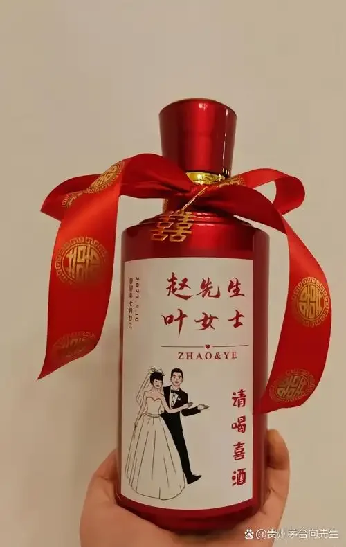 白酒定制酒营销策划工作台，展示多款定制酒样品、设计草图和市场分析图表。_1