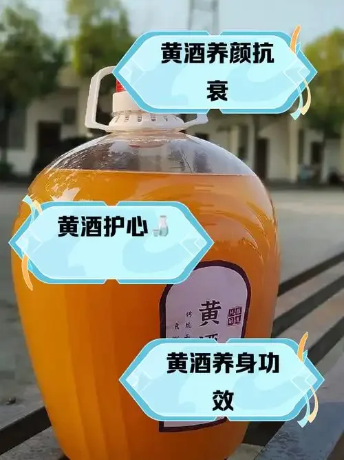 米酒与黄酒对比图：左边清澈米酒，右边琥珀色黄酒，展示传统酿造工艺的成果。_1