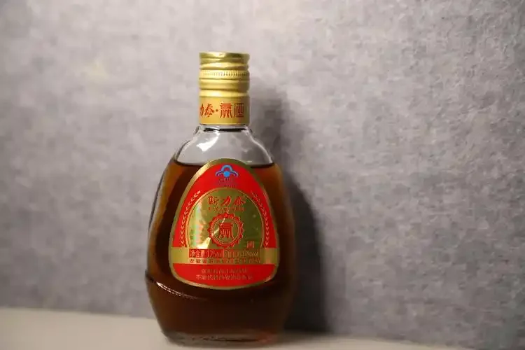 痛风药酒风险对比图：传统药酒罐与警示标志 vs 现代健康饮水与药品_1