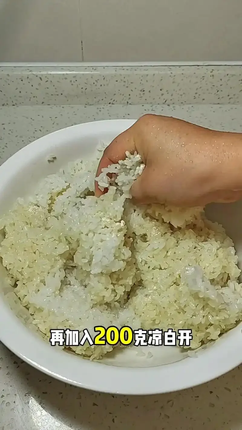 一碗家庭自制的甜米酒特写，米粒晶莹，酒汁清澈，展现成功酿造的效果_1