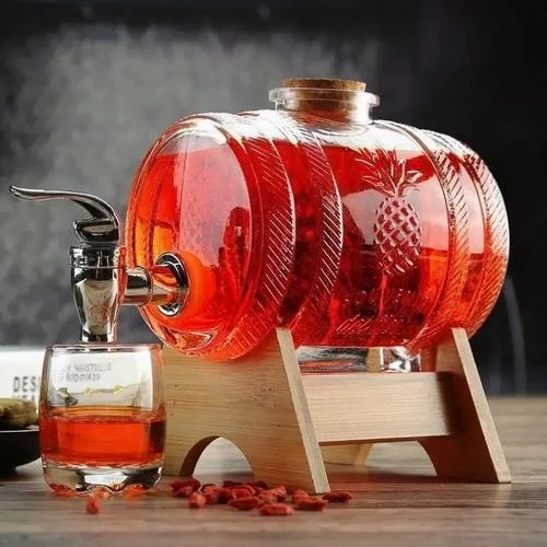 三种常见泡酒器皿对比：透明玻璃瓶装红色果酒、棕色釉面陶瓷坛、粗陶土陶缸，置于古朴木桌上，背景为酒坊环境。_1