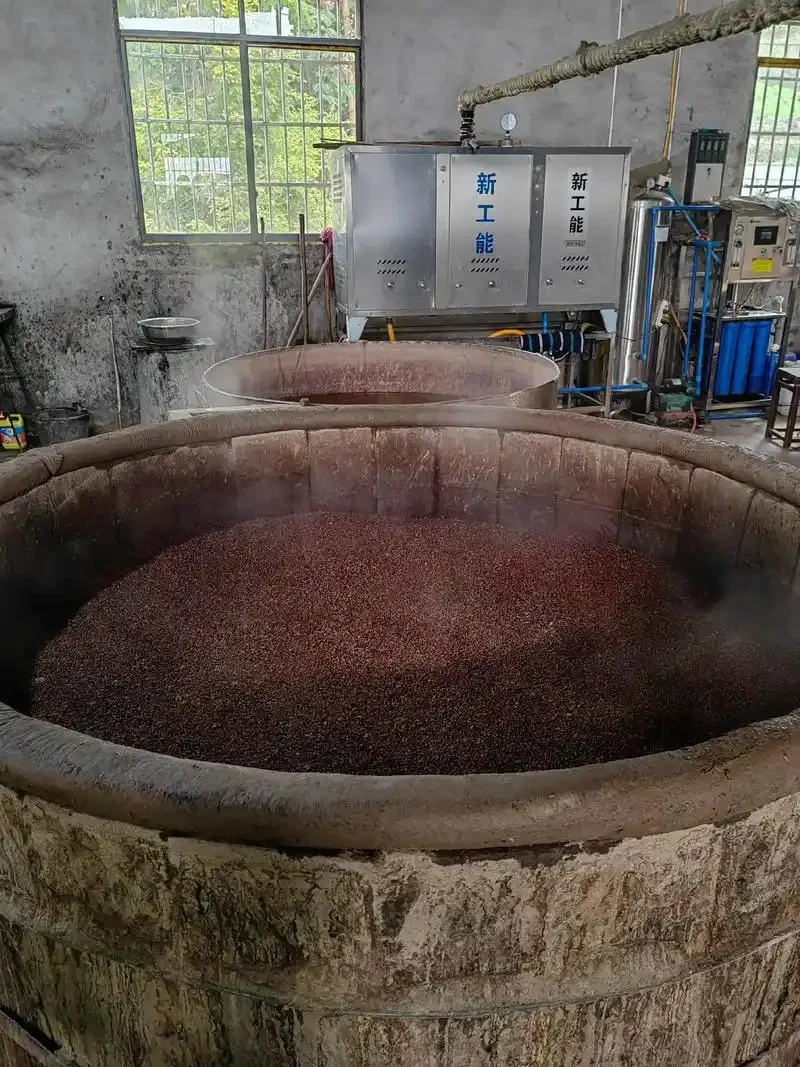 酿酒师在清香型白酒地缸发酵车间清洁与检查发酵容器_1
