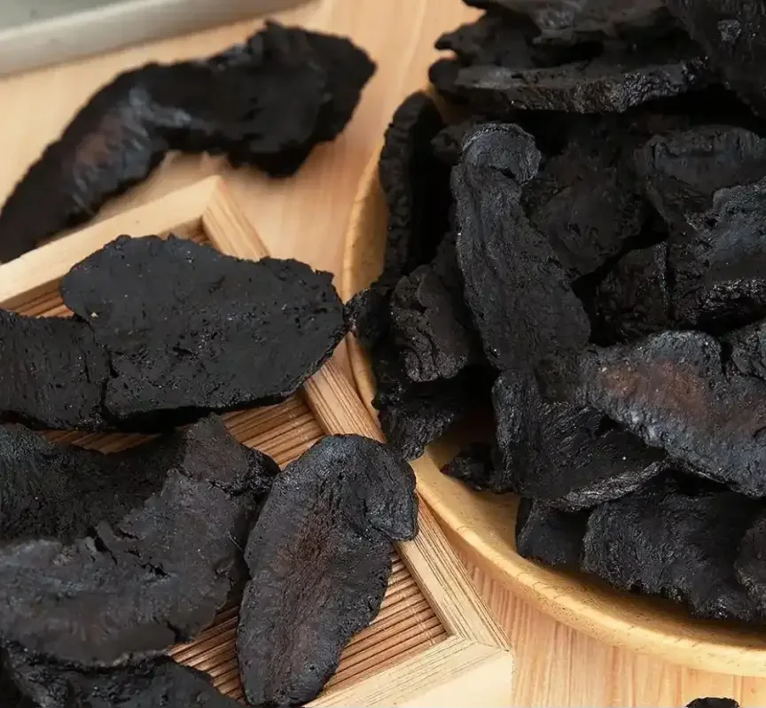 猪板油泡酒制作过程展示：透明玻璃罐中猪板油与白酒的浸泡状态_1