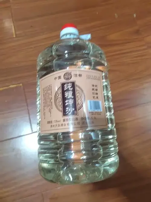 酿酒师在仓库中品鉴酱香散酒，观察酒体挂杯和酒花状态_1