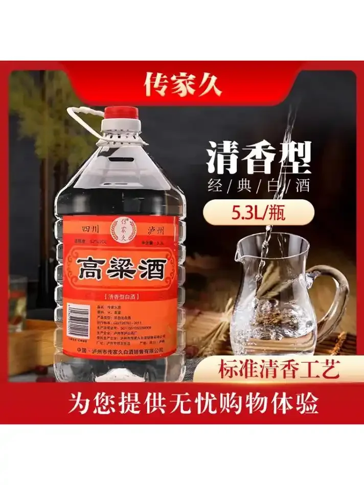 传统酿酒作坊内，一坛清澈的散白酒置于木桌上，阳光洒落，酿酒师手持品酒杯，氛围纯朴专业_1