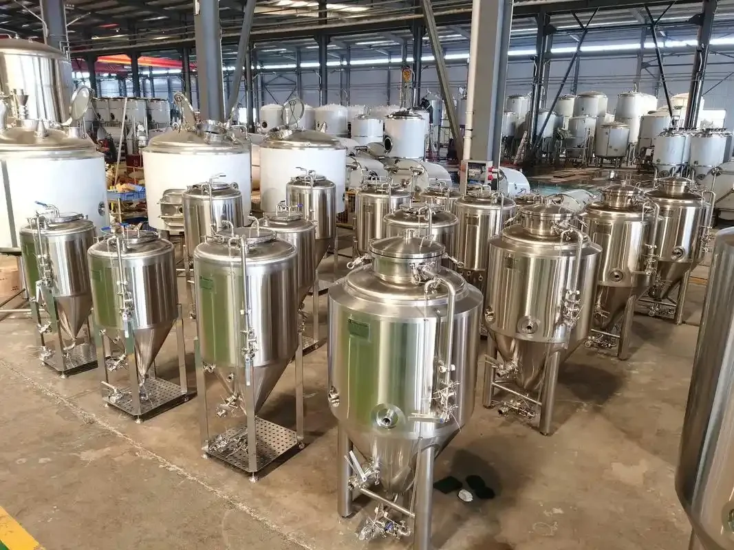 一台不锈钢微型鲜酿啤酒设备在酿造工坊中的特写，展示了其精密的阀门和仪表，背景是整齐摆放的酿造原料。_1