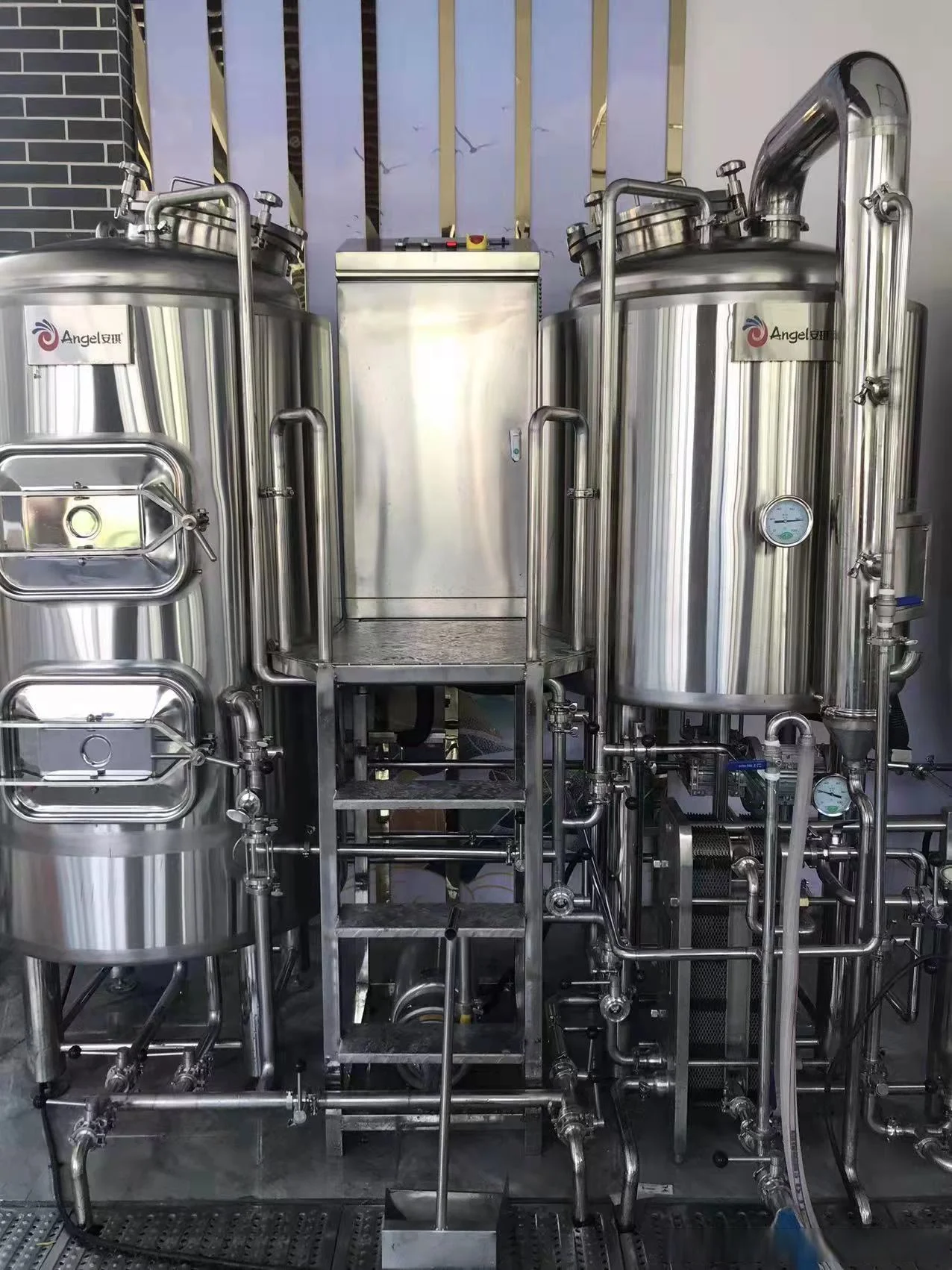 一套完整的家用精酿啤酒酿造设备摆放展示，包括糖化煮沸锅、发酵罐、冷却器等主要部件及配件，清晰直观。_1