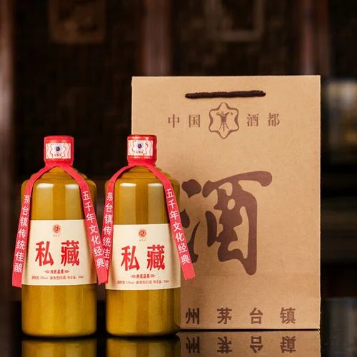 茅台镇酿酒师傅在作坊内查看窖池与红缨子糯高粱原料_1