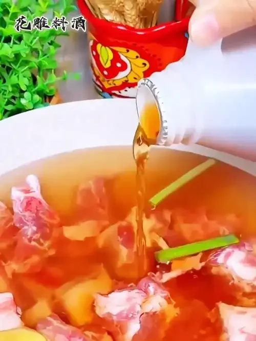 一锅诱人的红烧肉旁，对比摆放着高度白酒和料酒，展示烹饪用酒的选择_1
