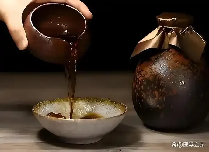 黄酒与白酒并置的桌面静物照，展示两种酒的色泽与形态差异_1