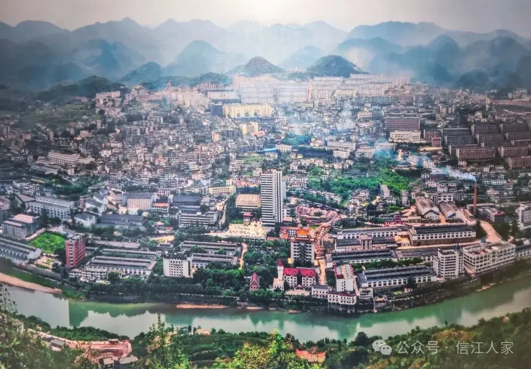 茅台镇赤水河畔酿酒厂清晨全景，展示酱香酒核心产区的自然与人文景观_1
