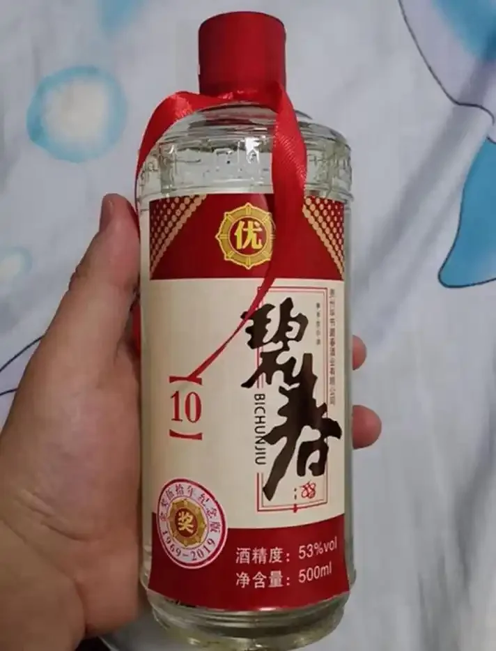 南楼山酿酒师在酿酒车间手持品酒杯，讲解白酒口感_1